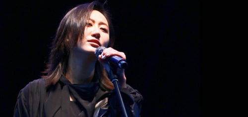 不簽公司不雇經(jīng)紀人,卻能接二連三創(chuàng)造神曲,今年演出被迫中止